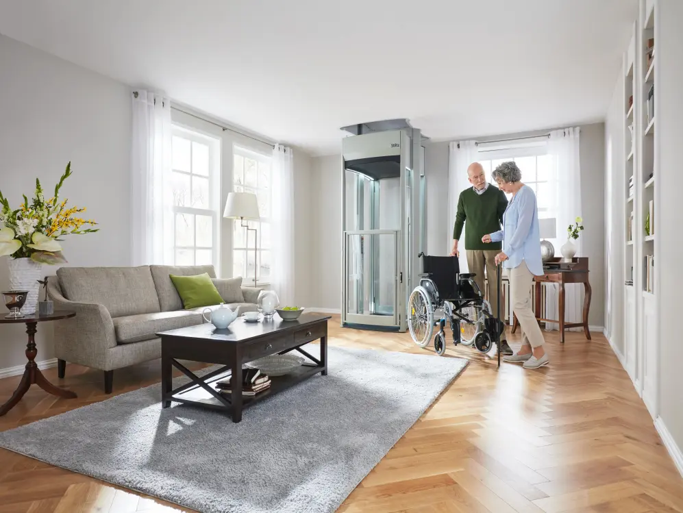 Et eldre ektepar med rullestol foran Stiltz Trio+